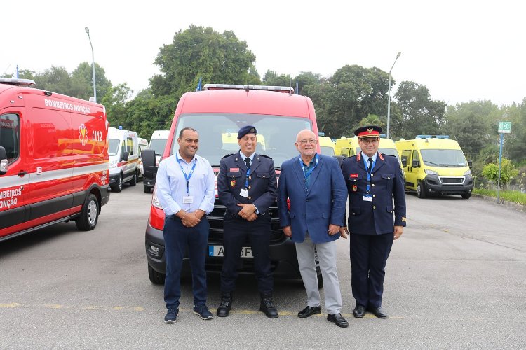 ALCANENA Bombeiros Municipais recebem nova ambulância de socorro