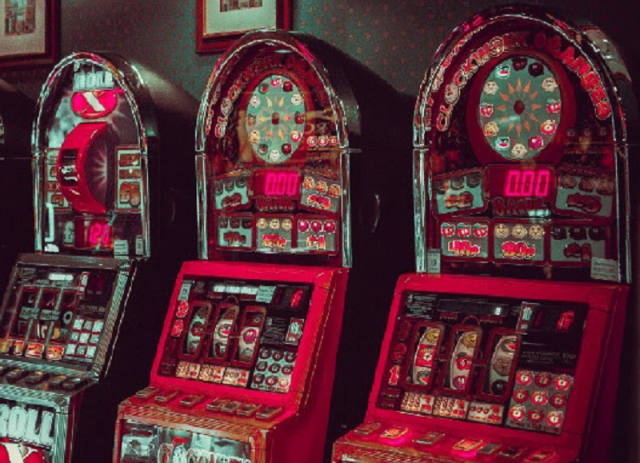 Jogar à roleta e slot machines no Casino Barrière em Enghien-les