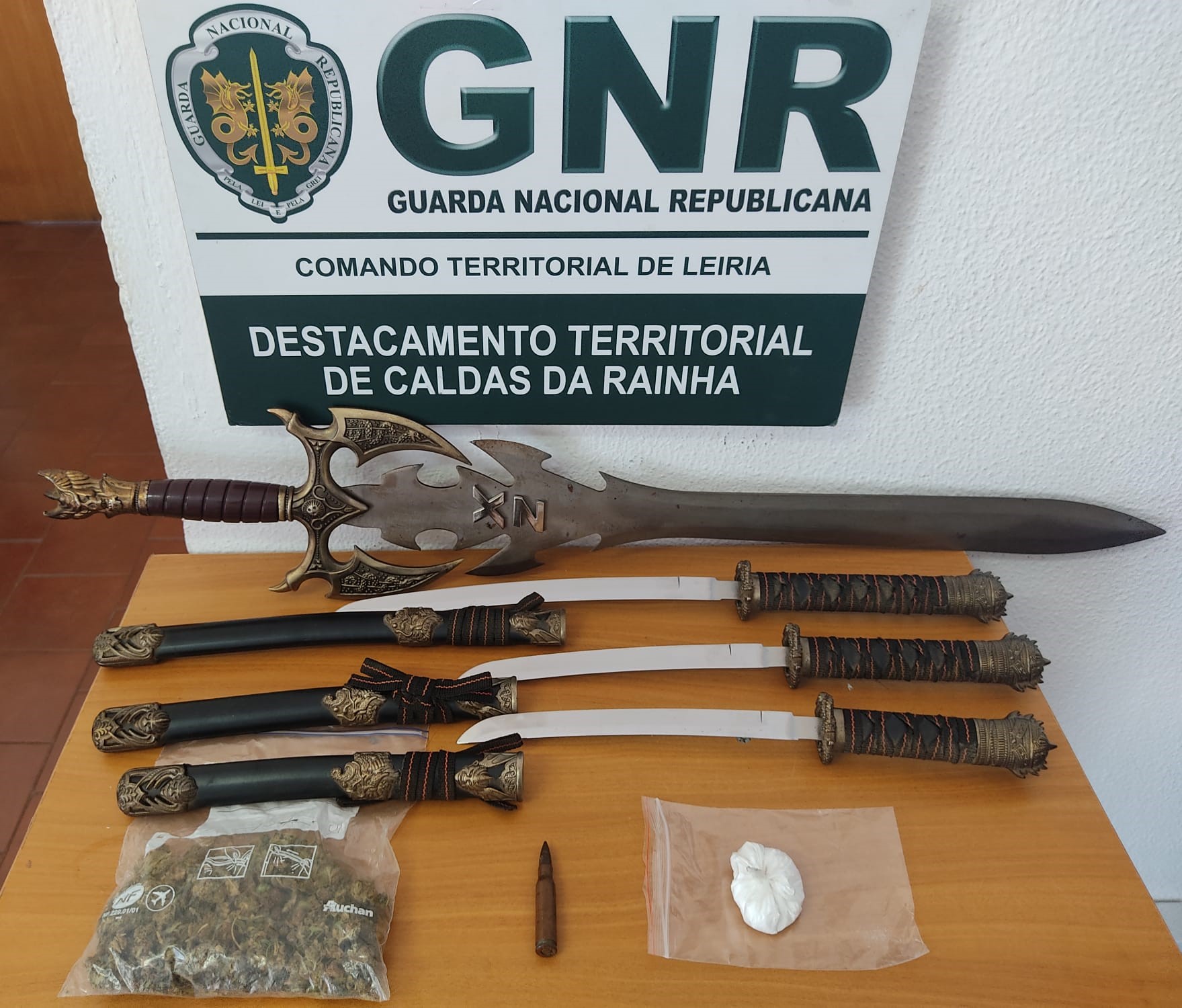 Peniche Gnr Deteve Dois Homens E Uma Mulher Por Tráfico De Droga